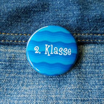 Ansteckbutton 2. Klasse/ blaue Wellen auf Jeans